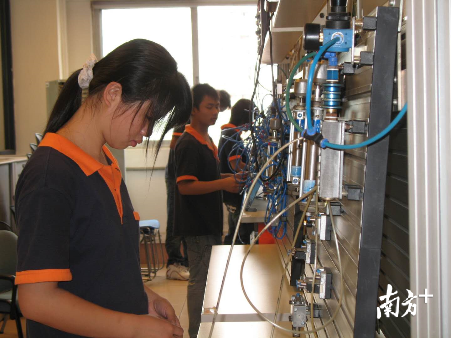 欧司朗校企合作的“订单班”学生正在进行电工基本技能综合实训。企业供图