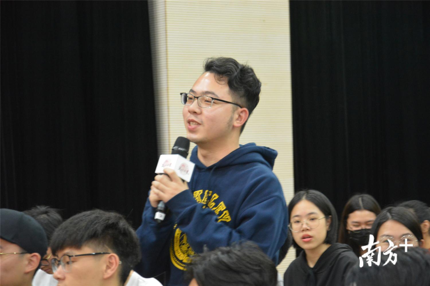 在场学生向蔡仕伟提问（ 龚艺超摄）