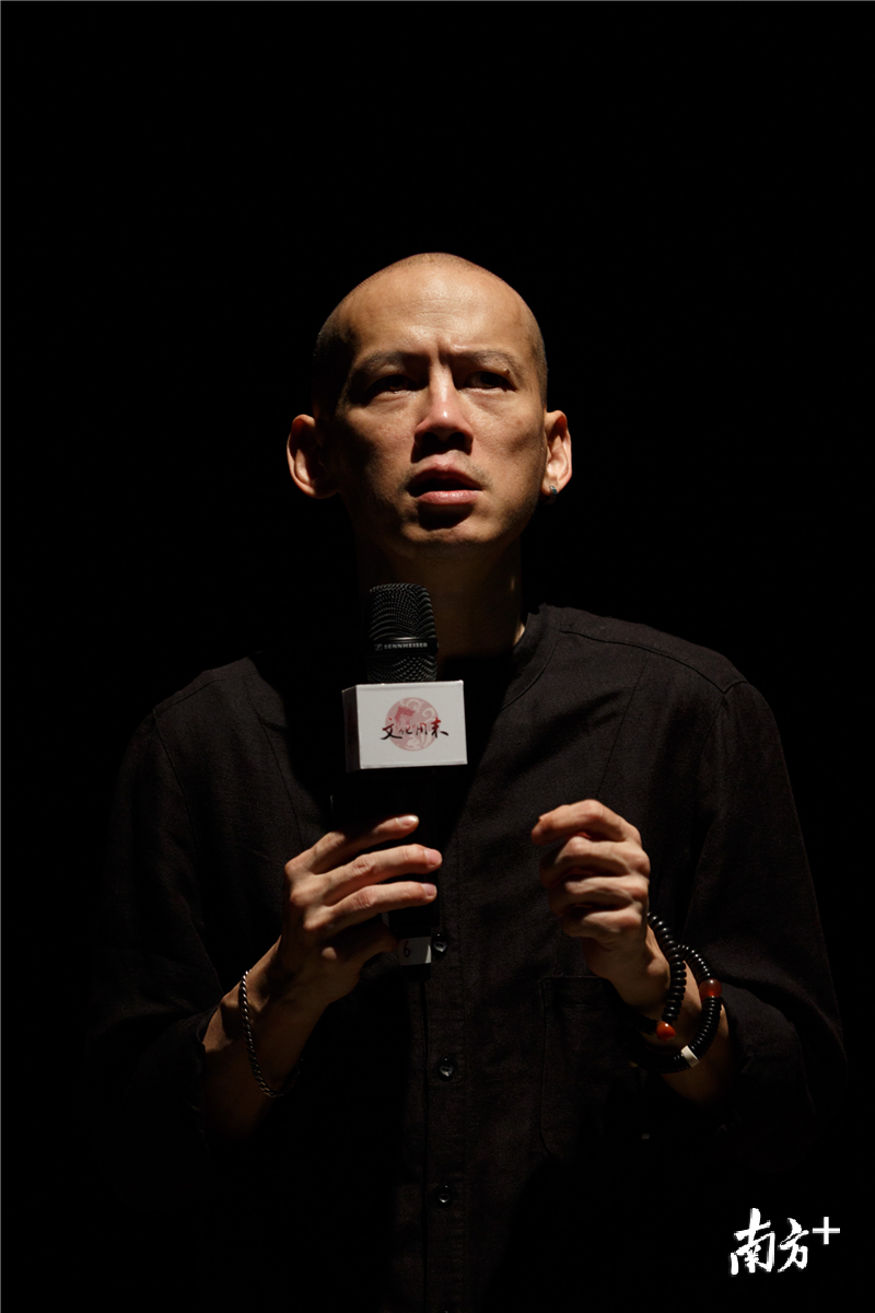 蔡仕伟说，希望大家通过这些极具历史感的旧刊物，怀古省思。（刘中摄）