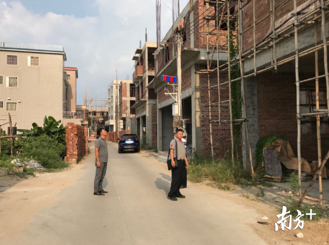 麦志鹏(右)深入高赞村街巷走访,了解村民固化宅基地一手情况。受访者供图 麦志鹏(右)深入高赞村街巷走访,了解村民固化宅基地一手情况。受访者供图