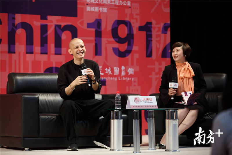 活动最后，蔡仕伟回答了现场观众提出的关于美育的问题。（刘中摄）