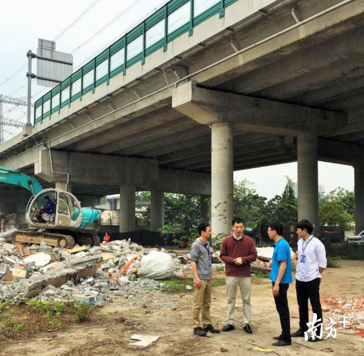 陈永刚(左一)与同事深入村改一线调研,寻求天连村乡村振兴发展方案。受访者供图 陈永刚(左一)与同事深入村改一线调研,寻求天连村乡村振兴发展方案。受访者供图