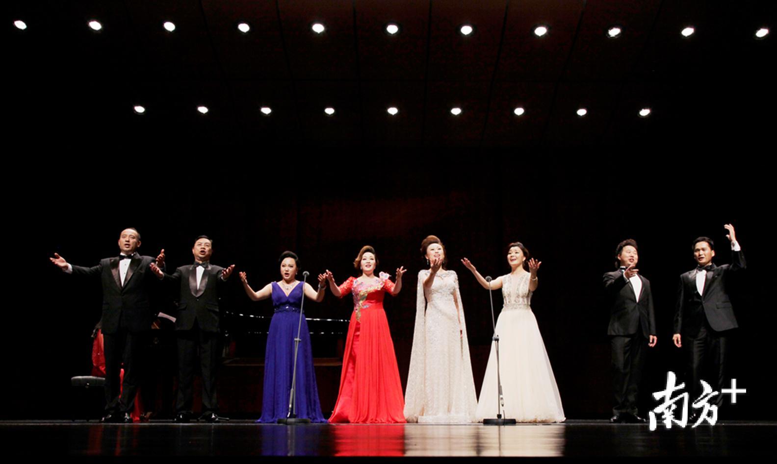 在“绽放的玉兰”——2017年东莞市音乐家协会中外声乐精品音乐会上，李勤（左四）与多名本土歌唱家同台献艺。陈灿荣摄  