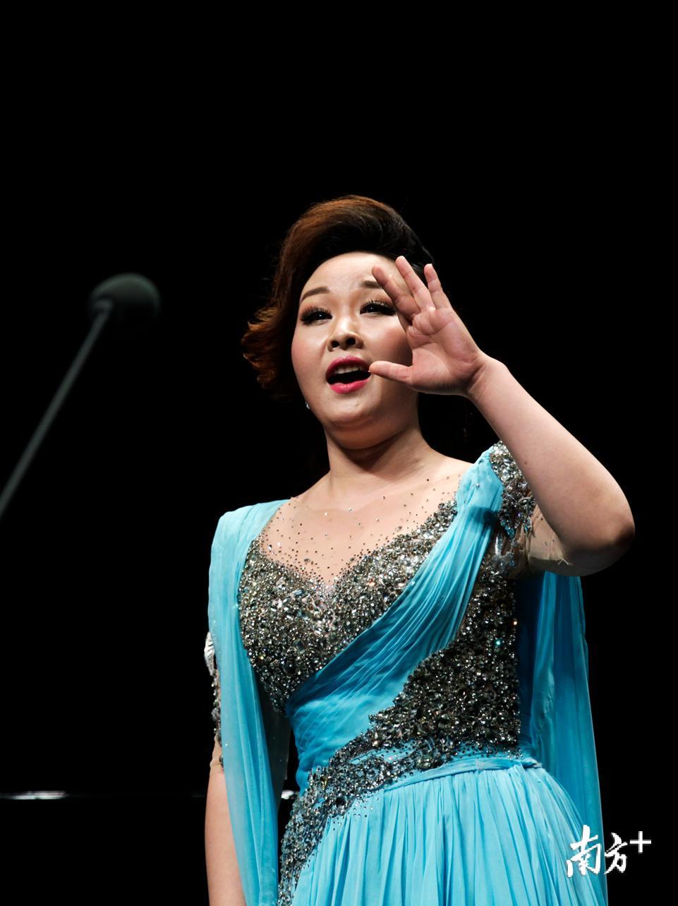 舞台上的李勤。  陈灿荣摄