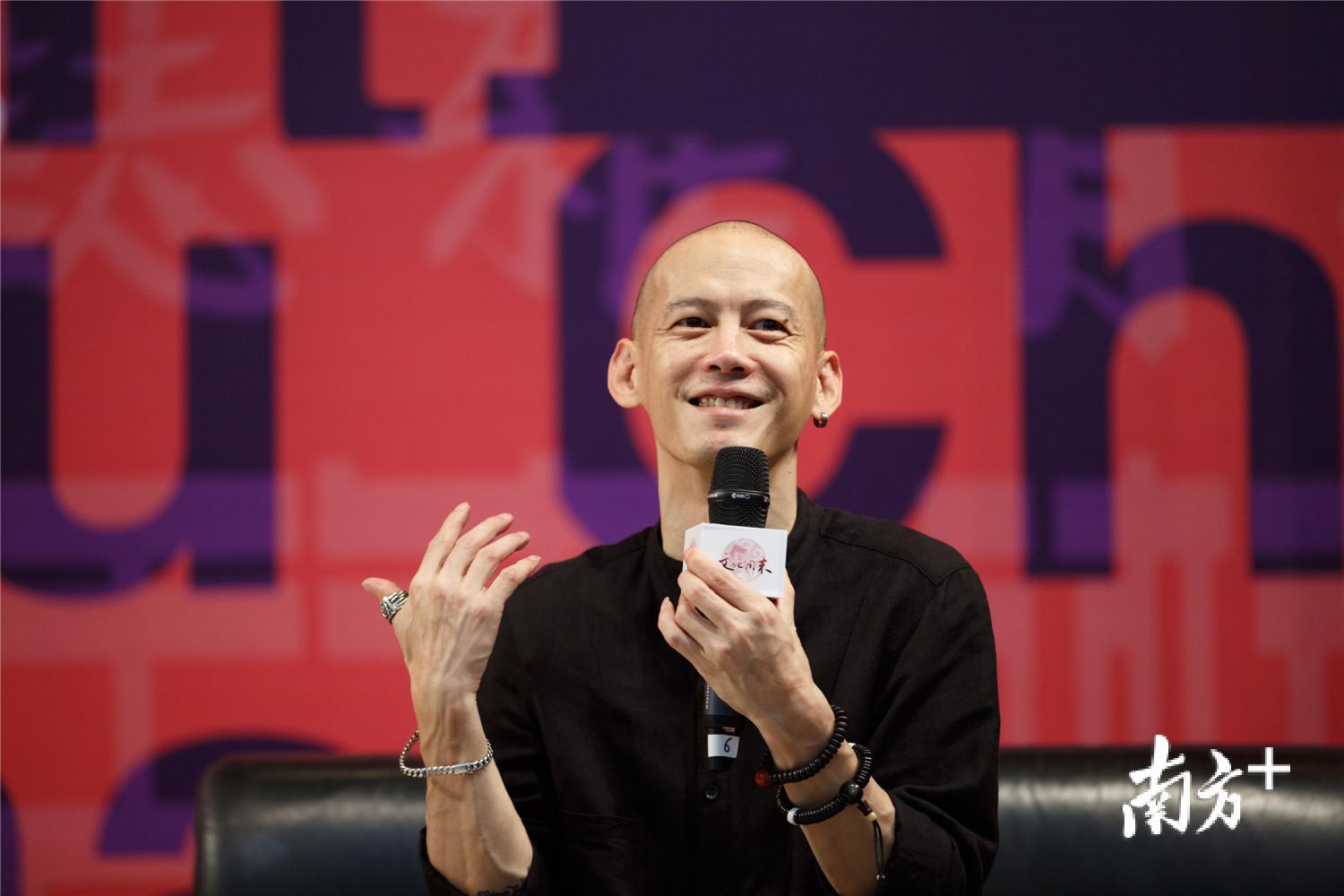 著名设计师蔡仕伟做客文化周末大讲坛。（刘中摄）