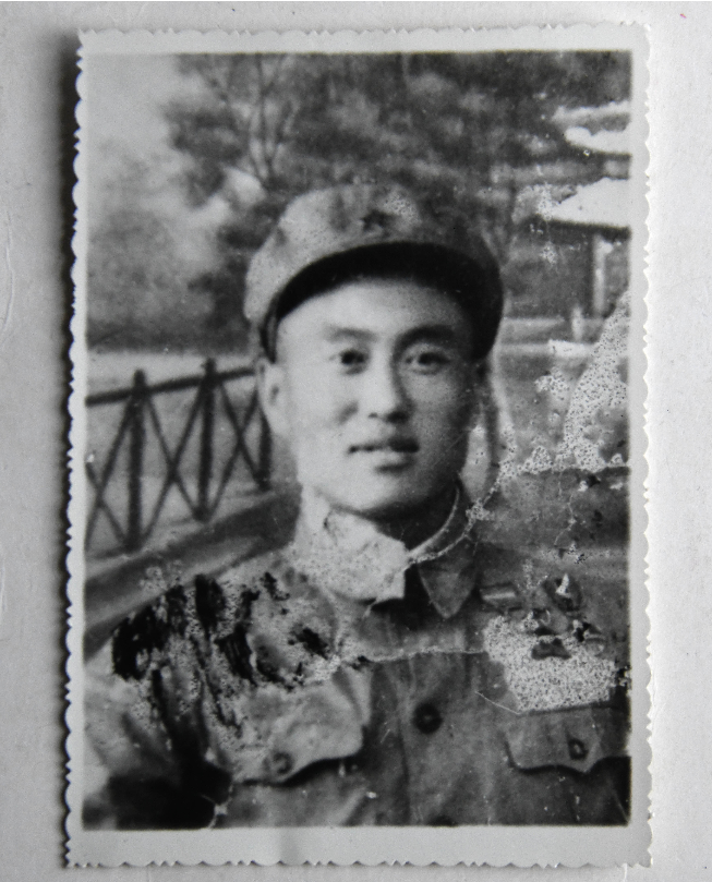 张富清年轻时的照片。