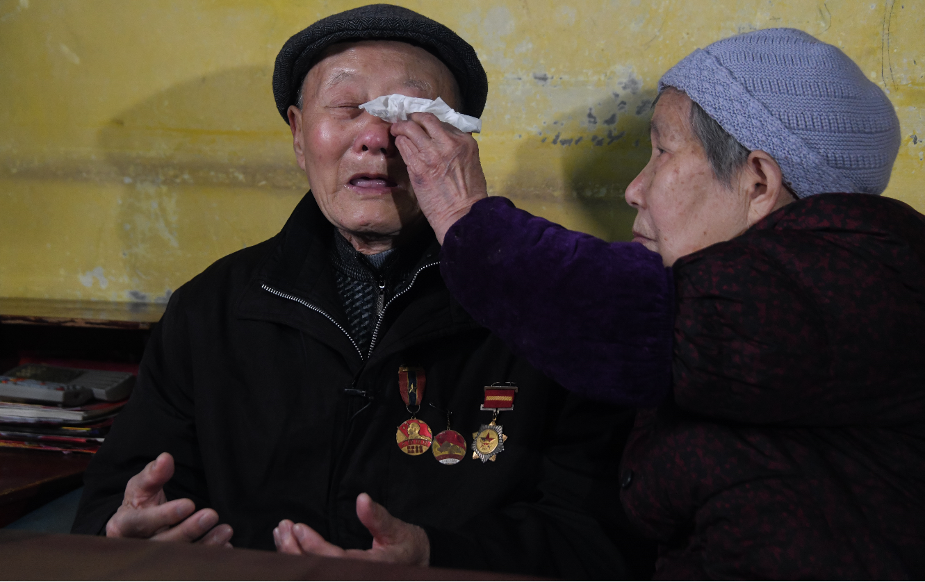 2019年4月13日 英雄无言 张富清回忆当年并肩作战的战友们牺牲时情景，不禁泪流满面。