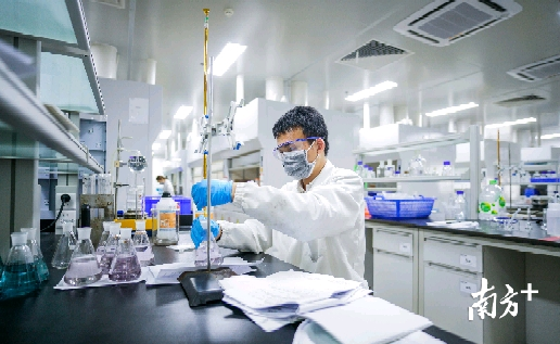 珠海市横琴粤澳合作中医药科技产业园内,科研人员正在实验室内调配