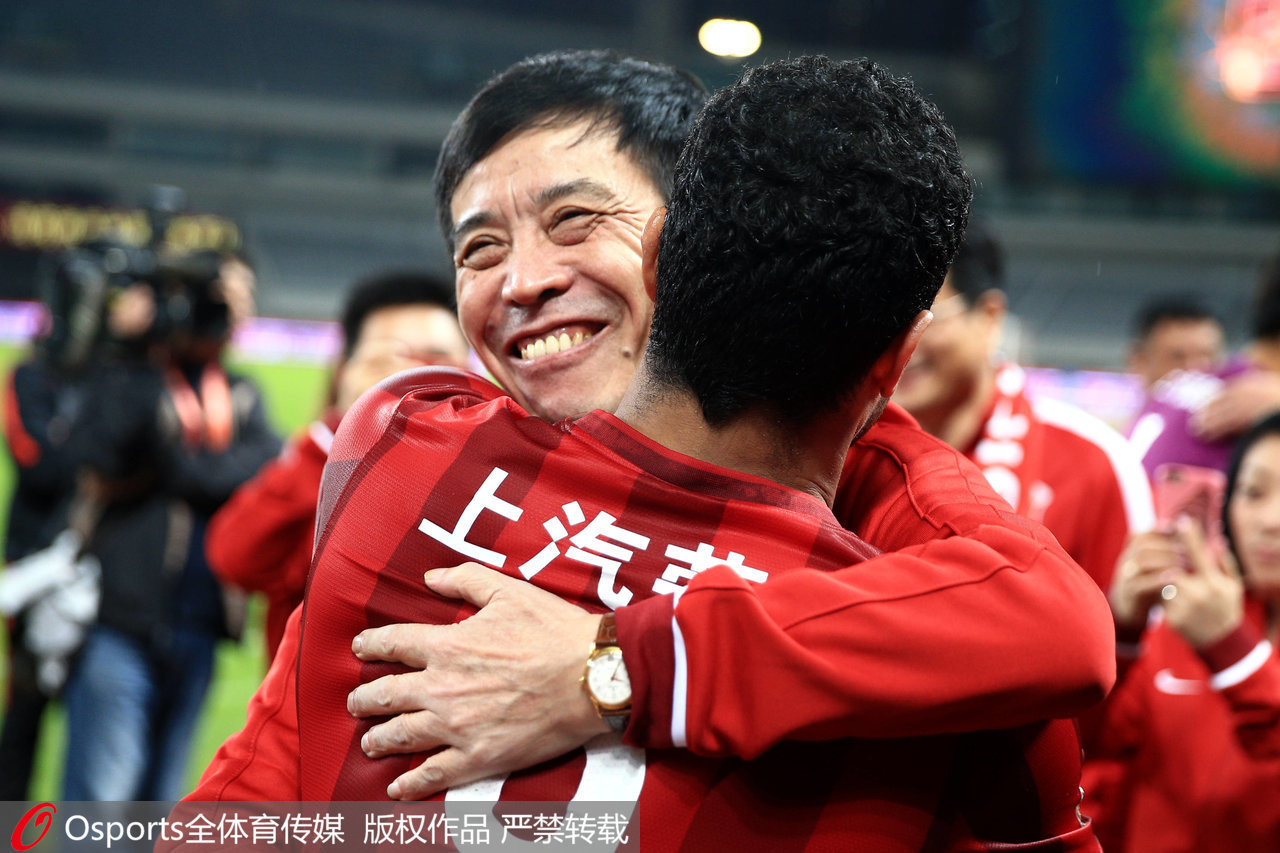 陈戌源拥抱胡尔克。 陈戌源拥抱胡尔克。