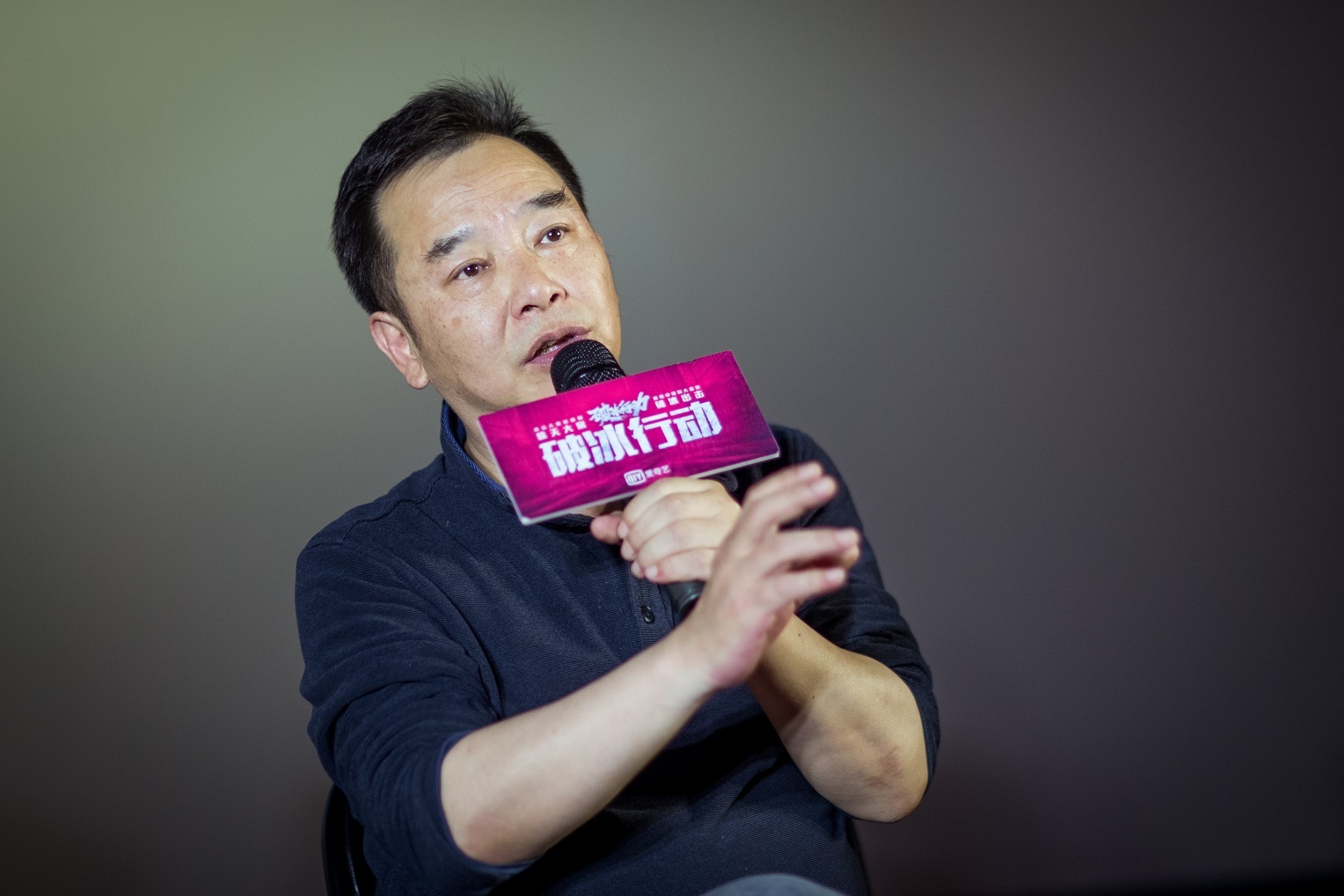 编剧陈育新。