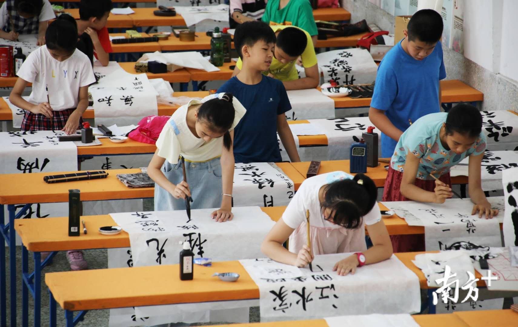 图集|"墨香"中感受传统文化魅力 海珠举办中小学生书法现场比赛