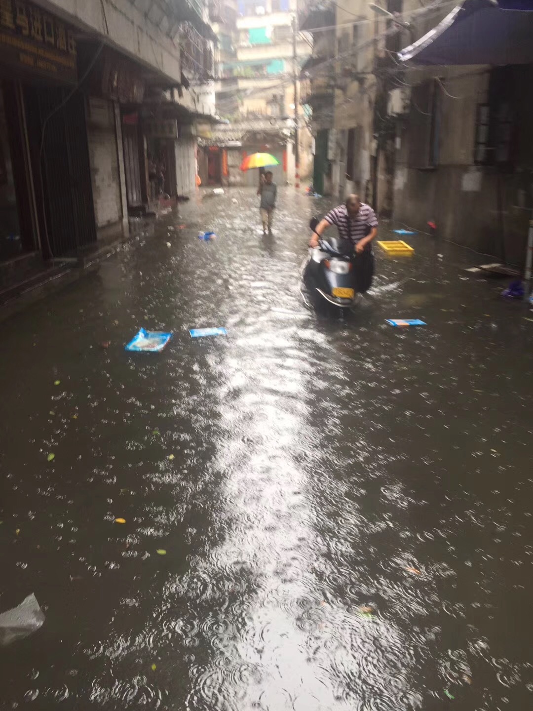 图为今早南濠南街转入振德街水浸街景象。