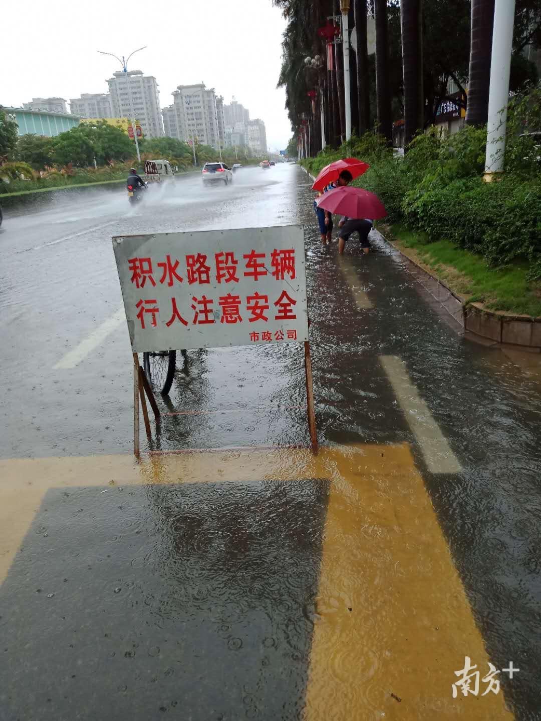图为潮州大道，工作人员在进行排涝处置。