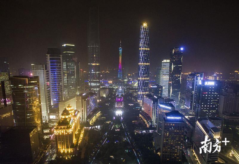 广州CBD的夜景灯光璀璨。 摄影:郭智军 广州CBD的夜景灯光璀璨。 摄影:郭智军