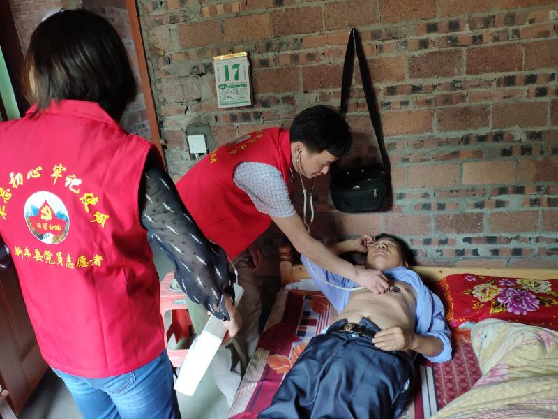 新丰县全面组建“云髻红枫”党员志愿者服务队，常态化组织开展各种志愿服务活动，彰显党员先进性