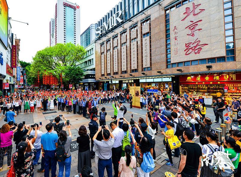 在今年春节期间,北京路上还上演“快闪”活动。 摄影:梁文祥 在今年春节期间,北京路上还上演“快闪”活动。 摄影:梁文祥