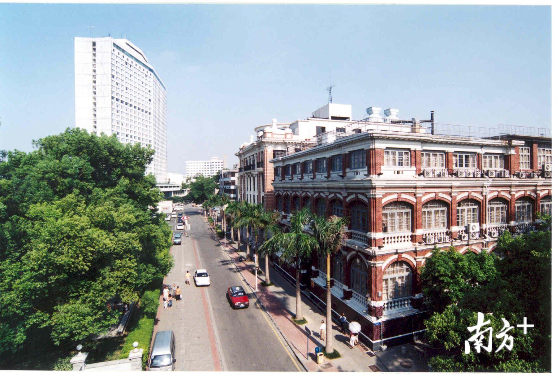 荔湾沙面南街别有风情,左侧便是白天鹅宾馆。 摄影:黄国祥 荔湾沙面南街别有风情,左侧便是白天鹅宾馆。 摄影:黄国祥