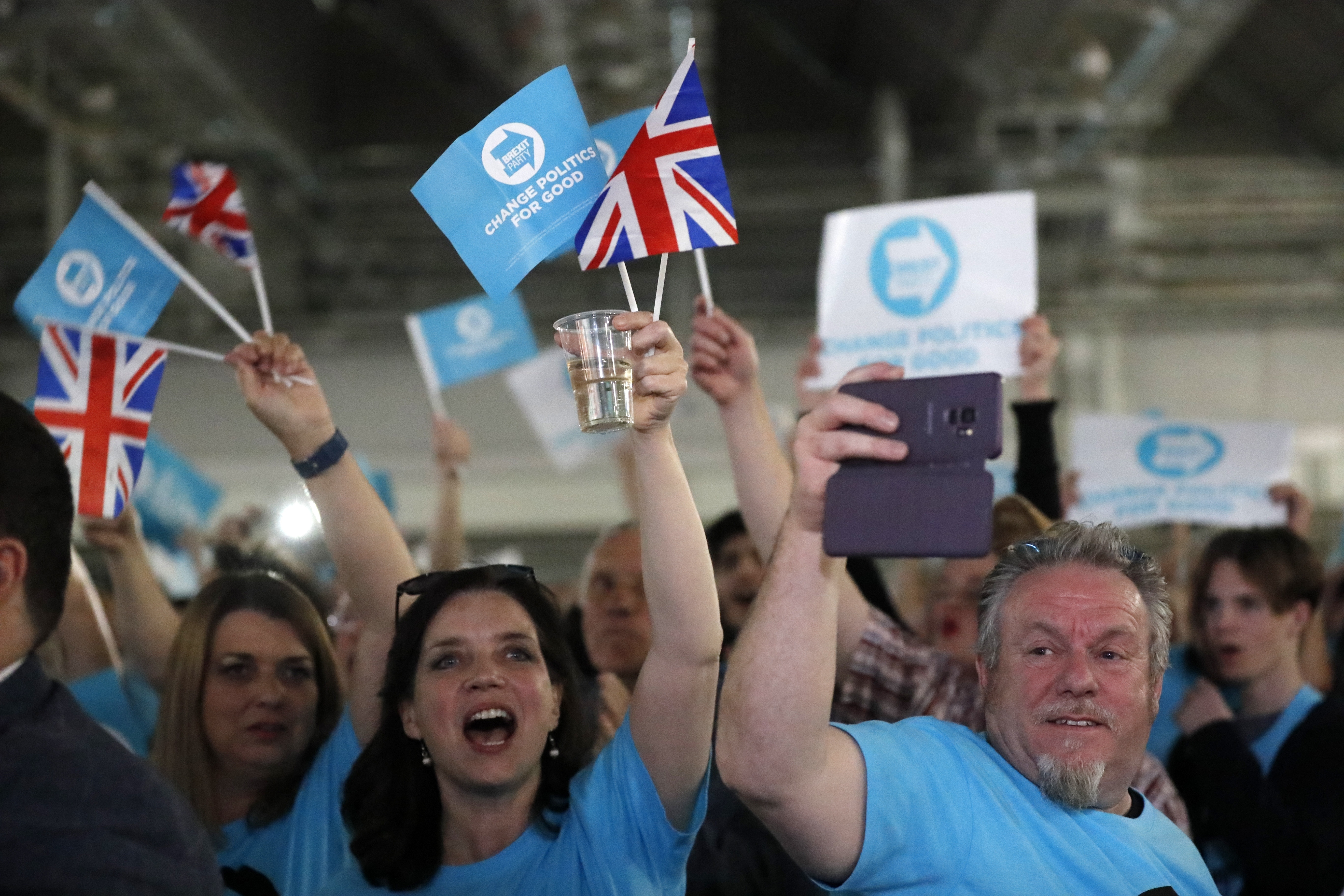 5月21日,在英国伦敦,支持者参加"脱欧党"的集会.新华社发