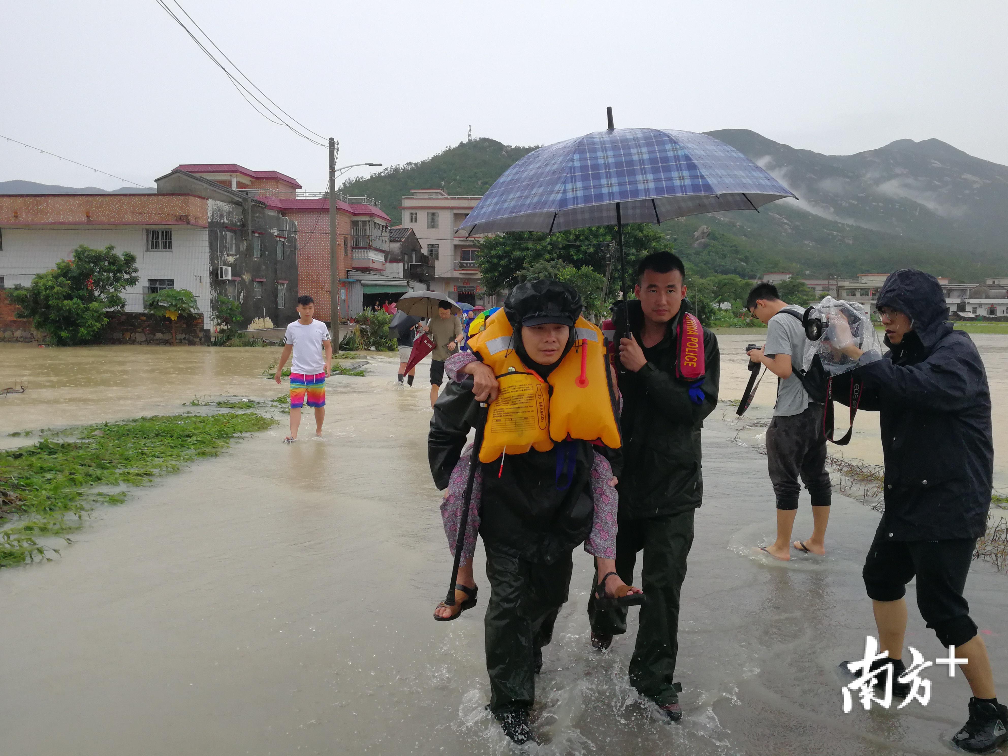 目前灾情已减缓，救援人员背着受灾人员撤离灾区。
