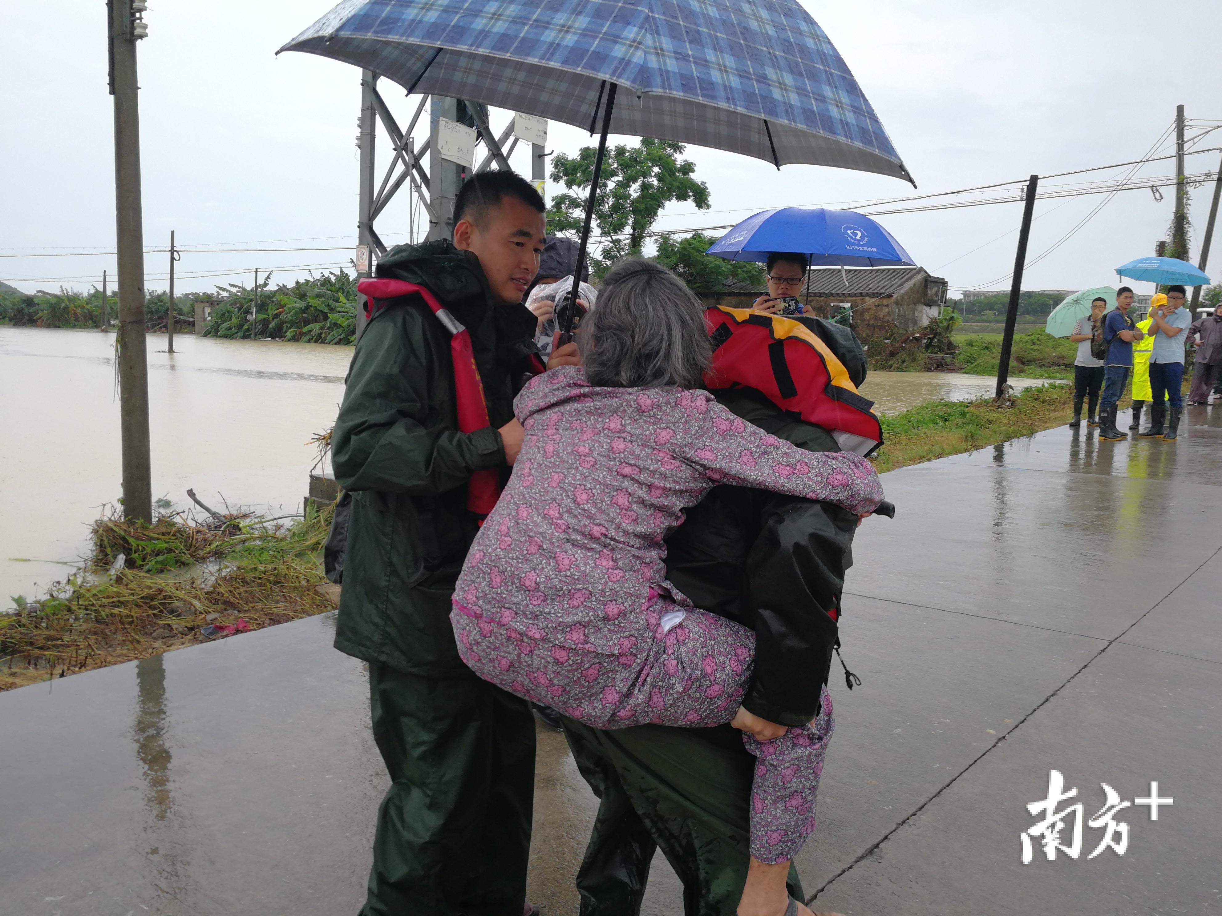 目前灾情已减缓，救援人员背着受灾人员撤离灾区。