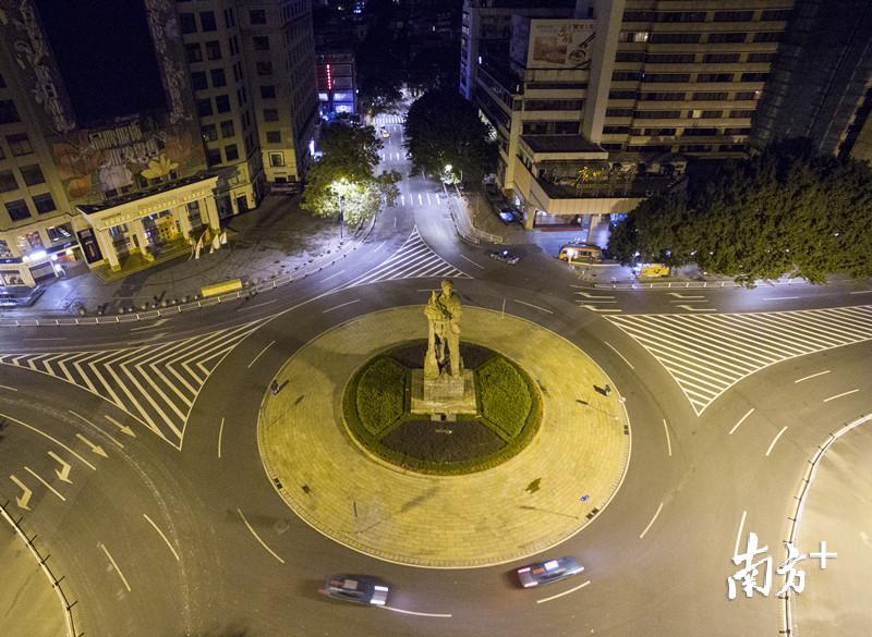 凌晨三点的海珠广场。 摄影:李细华 凌晨三点的海珠广场。 摄影:李细华