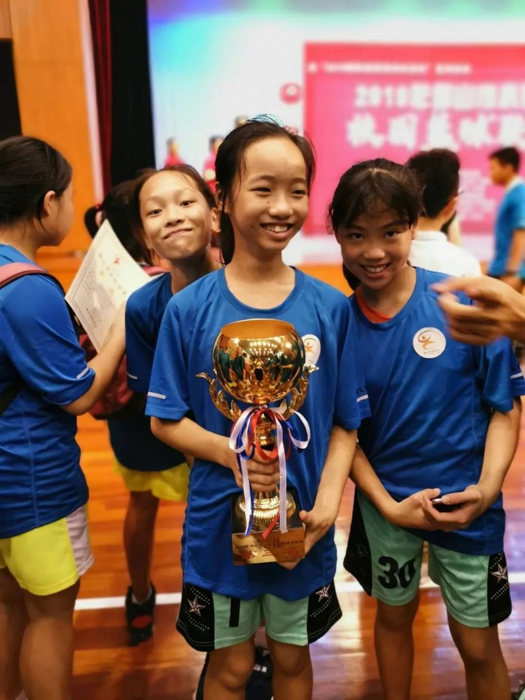 撒花 陈村小学女子篮球队在佛山市小学生校园篮球联赛中喜获佳绩 南方plus 南方