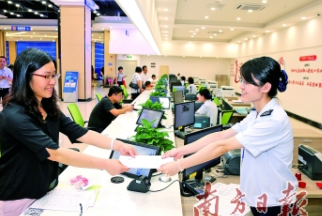 行政服务中心业务员为企业客户办理核定税种、核定票种、社保号业务。