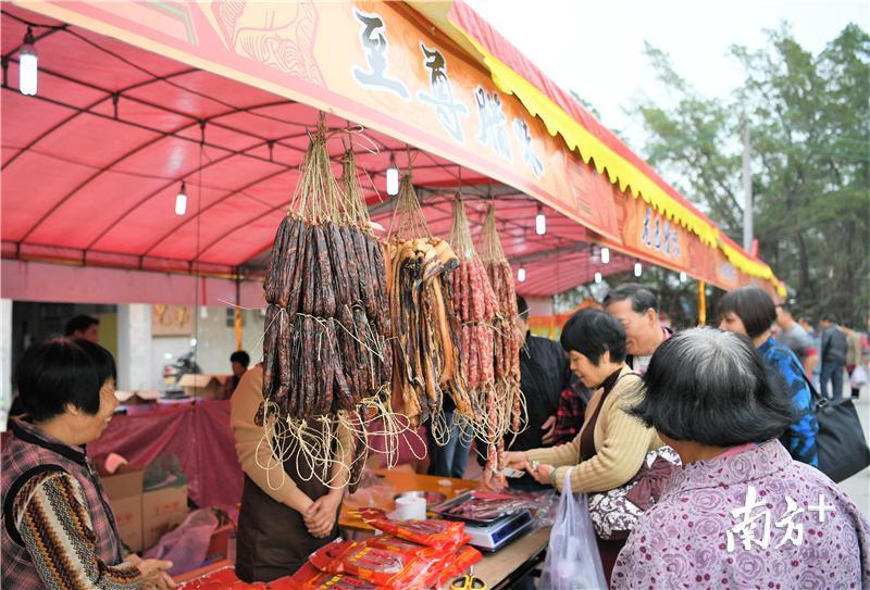 “90后”村官林源杰策划牛肉节暨腊味美食文化节推广田心村的农副产品。杨兴乐 摄