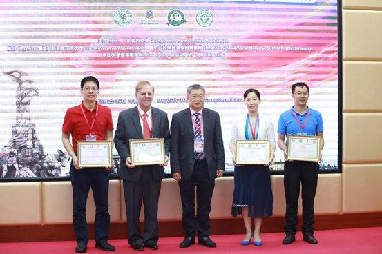 王庭槐教授为Peter J. Little AM教授(左二)、邹尚荣副院长(左一)、伍俊妍主任(右二)、邱凯峰副主任(右一)四位大会主席颁授表彰证书 王庭槐教授为Peter J. Little AM教授(左二)、邹尚荣副院长(左一)、伍俊妍主任(右二)、邱凯峰副主任(右一)四位大会主席颁授表彰证书