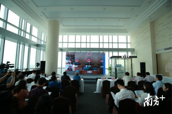 广州市中级人民法院利用E法亭现场开庭审理一起小额借款合同纠纷的二审案件