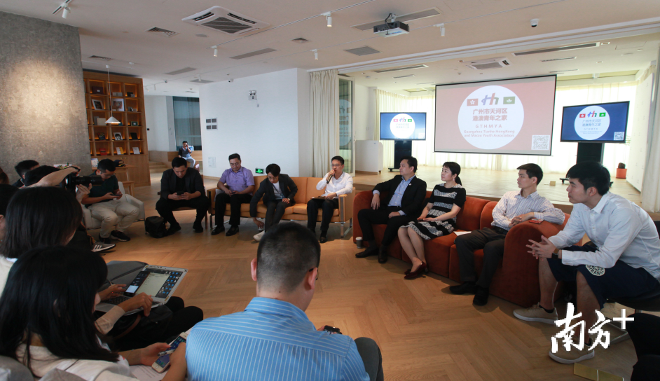 坐落在东圃天银商贸大厦的粤港澳青年创业基地环境舒适又便利，青年创业者在谈创业体会。