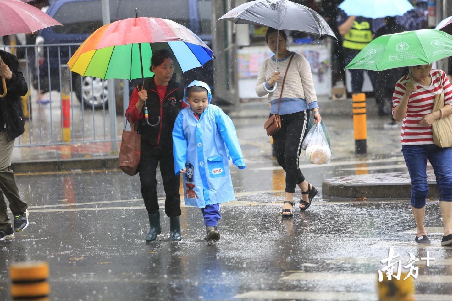 广州大暴雨已“ 爆表”，多地已被淹！明后天还有……