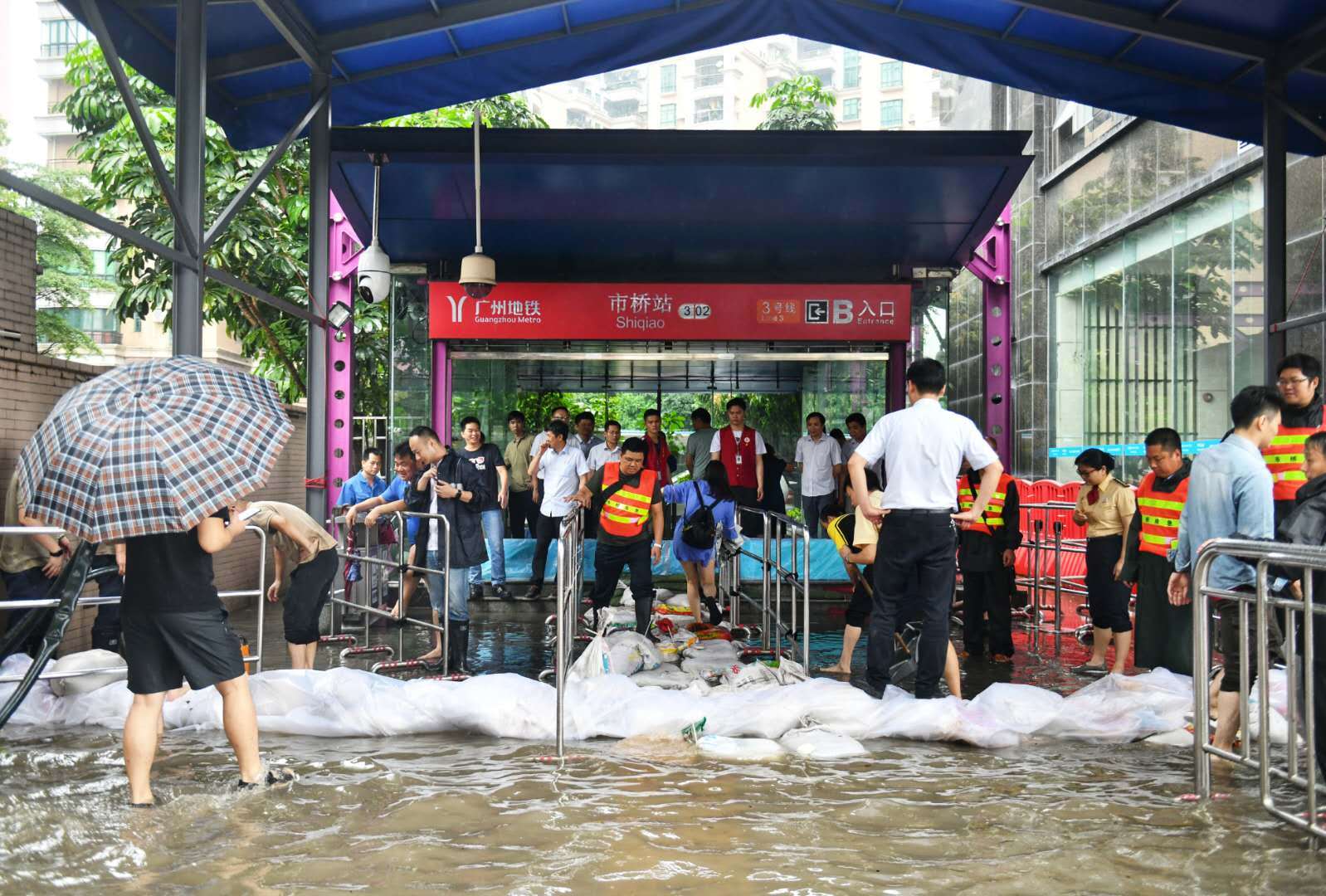 受持续降雨影响,29日上午,广州市番禺区下起了大暴雨,其中沙头街,石楼