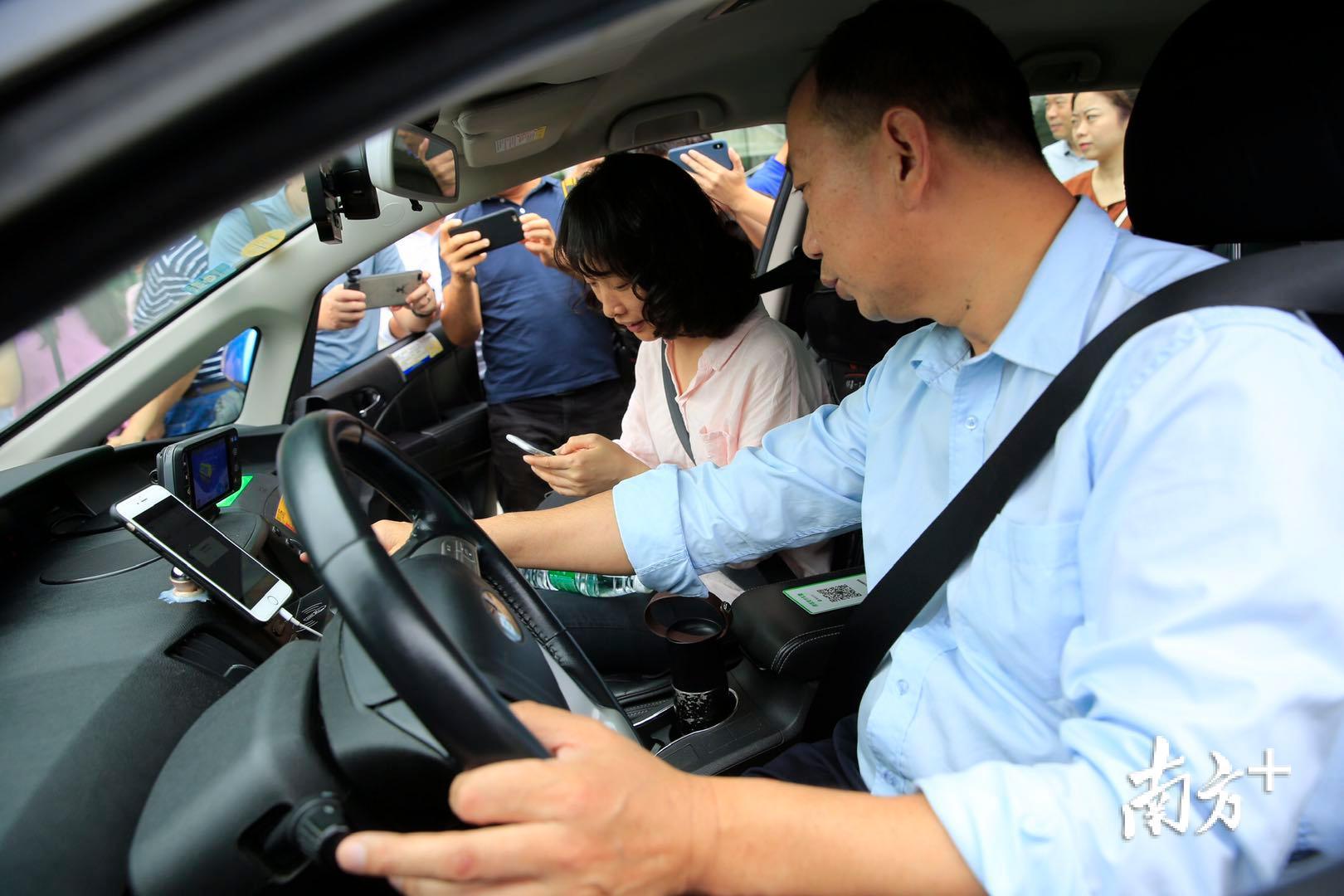 以出租车助手微信小程序为平台,乘客可对司机的服务进行评价, 既能
