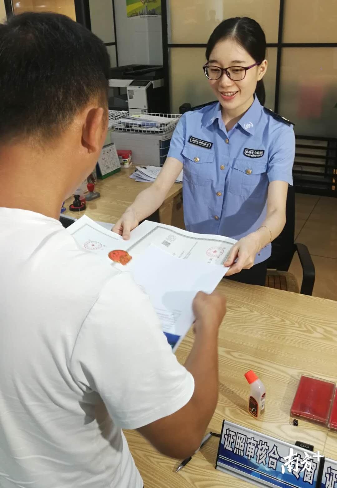 何建峰到顺德区行政服务中心办理营业相关手续。