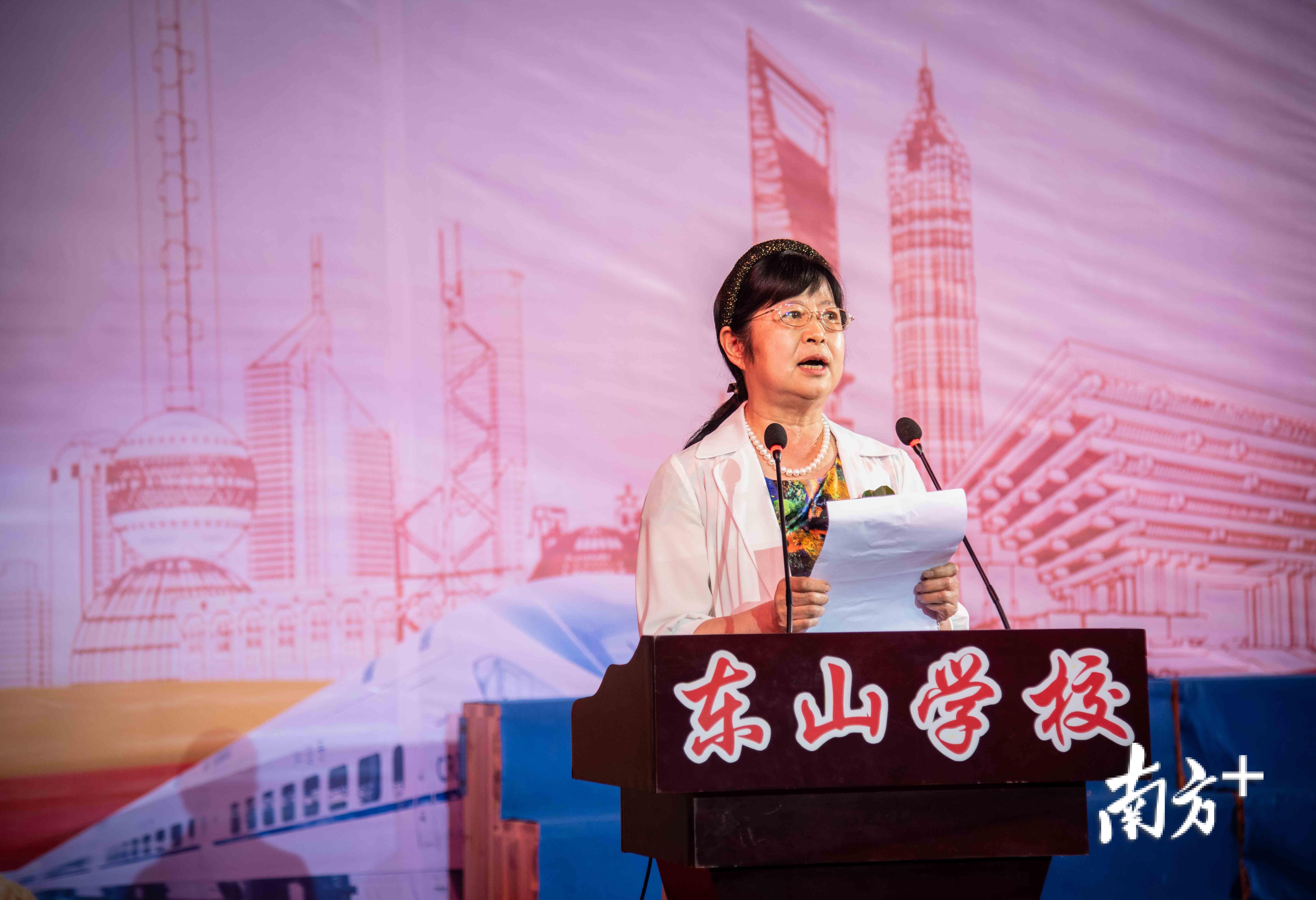 开国领袖毛主席侄女毛小青致辞。