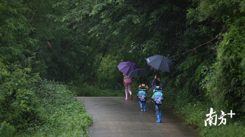 每一次的上学路上,三姐弟都是结伴而行。 每一次的上学路上,三姐弟都是结伴而行。