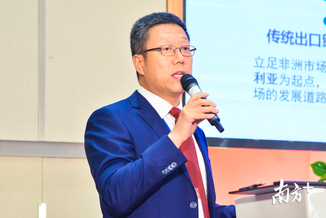 广州市森大贸易有限公司国际总裁、科达(非洲)陶瓷有限公司总经理沈延昌先生发表《从非洲市场看中国陶瓷走出去的路径》主题演讲。主办方供图。 广州市森大贸易有限公司国际总裁、科达(非洲)陶瓷有限公司总经理沈延昌先生发表《从非洲市场看中国陶瓷走出去的路径》主题演讲。主办方供图。