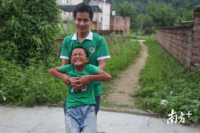 春风助学的志愿者每个月会有4-5次到叶氏三姐弟家中,陪他们读书、玩耍。 春风助学的志愿者每个月会有4-5次到叶氏三姐弟家中,陪他们读书、玩耍。