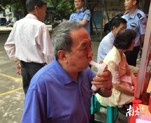 市民在做一氧化碳呼气试验。受访者提供 市民在做一氧化碳呼气试验。受访者提供