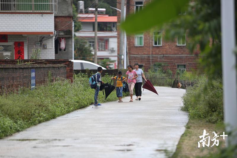 夏相君送三姐弟上学。 夏相君送三姐弟上学。