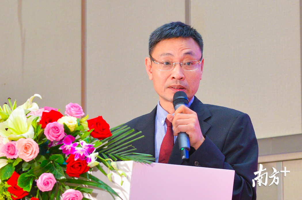 广东科达洁能股份有限公司副总裁钟应洲钟发表《陶瓷资源的全球化再配置》主题演讲。主办方供图。 广东科达洁能股份有限公司副总裁钟应洲钟发表《陶瓷资源的全球化再配置》主题演讲。主办方供图。