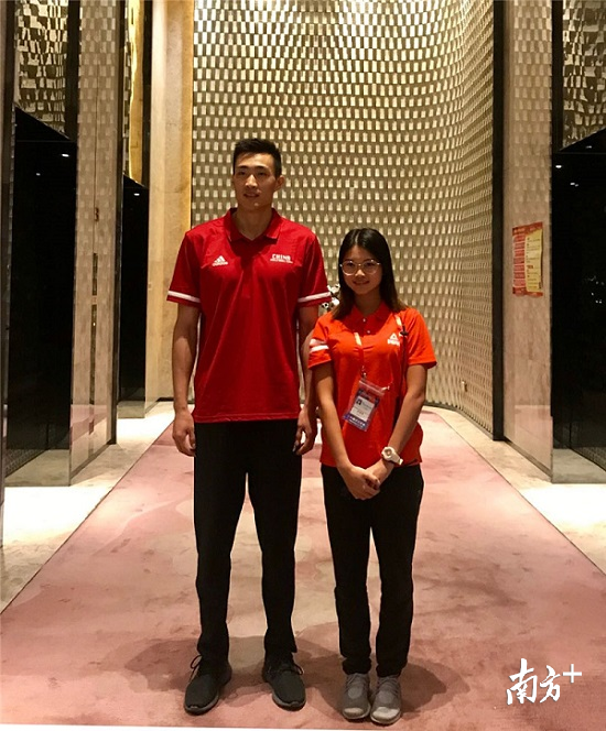 球迷与季道帅合影留念。