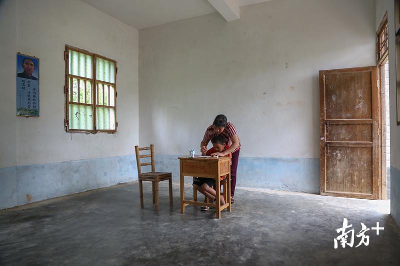 既教书,又陪伴,夏相君对于姐弟三人而言,是家人般的存在。 既教书,又陪伴,夏相君对于姐弟三人而言,是家人般的存在。