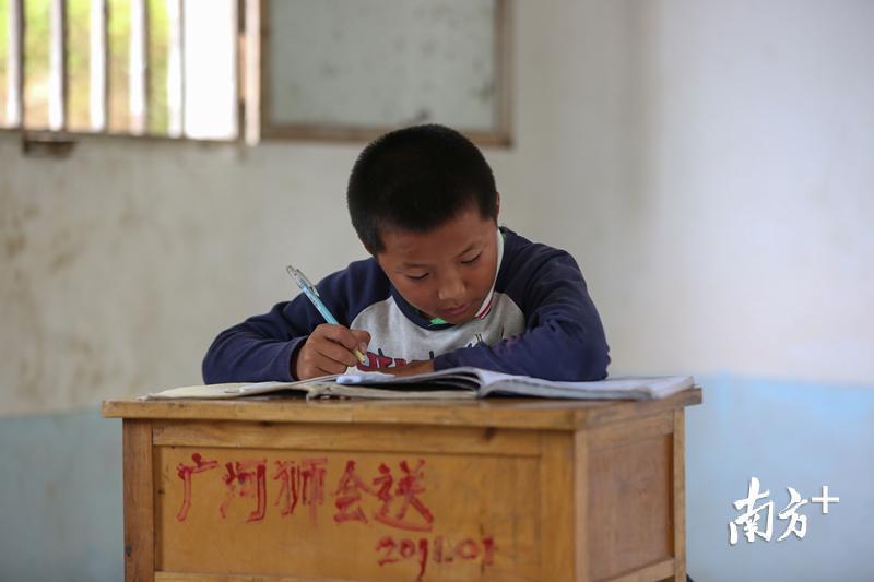 二弟叶明在学校写作业。 二弟叶明在学校写作业。