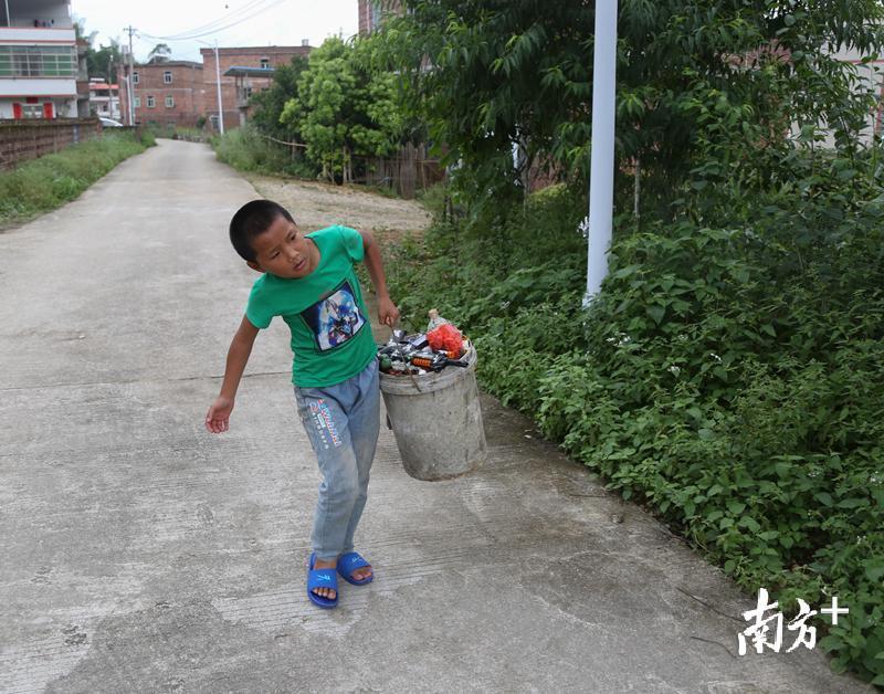 姐姐负责做饭,弟弟负责打扫卫生,这已经成为了叶氏三姐弟的日常。 姐姐负责做饭,弟弟负责打扫卫生,这已经成为了叶氏三姐弟的日常。