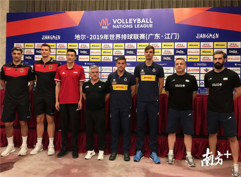 赛前发布会现场大合影。