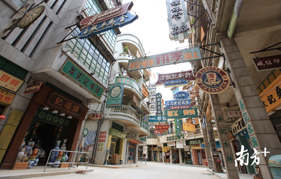 国艺影视城内的香港街逼真还原了上世纪40-80年代的香港街景。西樵镇供图