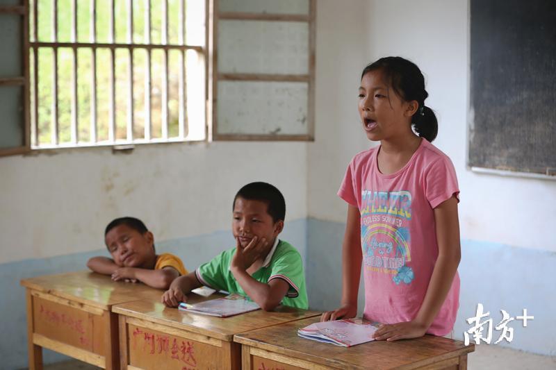 叶氏三姐弟在上课。 叶氏三姐弟在上课。