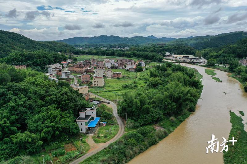 一河,一村,一学校,构成了水背村的整体。 一河,一村,一学校,构成了水背村的整体。